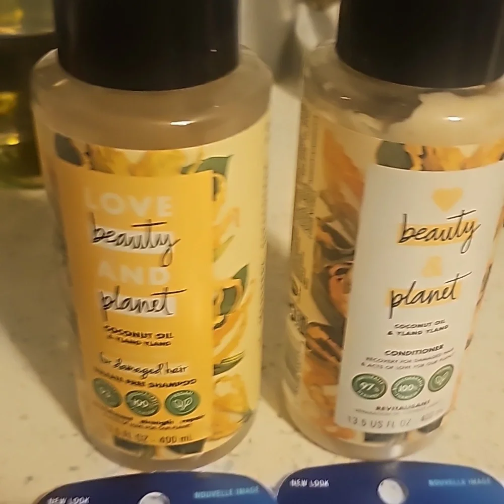 Shampoo/Conditioner,  Toothpaste, and Razor Bundle - Picture 4 of 5